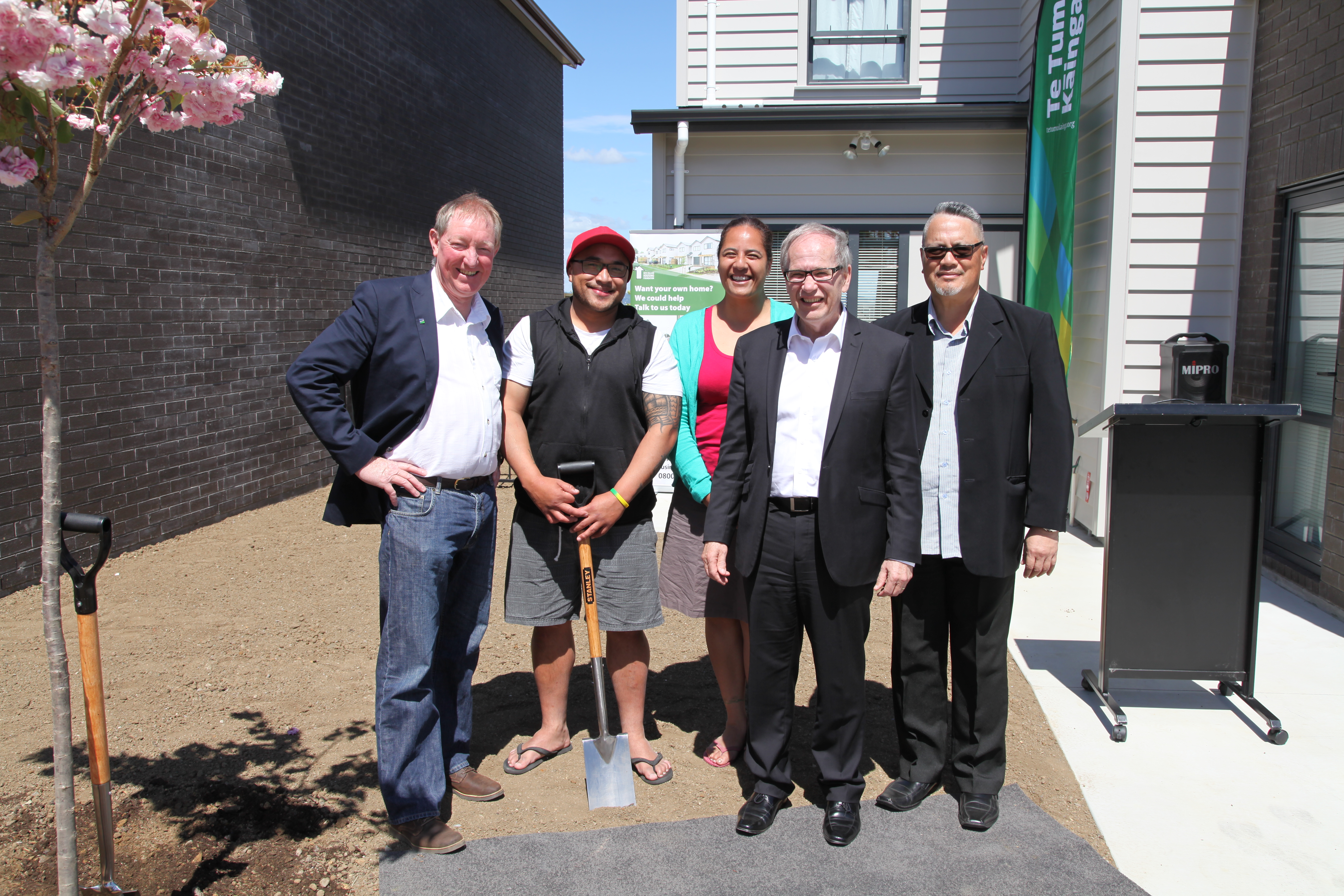 Nick Smith Minister of Housing, George Schwenke & Kesa Edwards (new residents), Len Brown, Joe Wilson of Te Akitai Waiohua